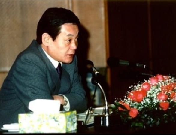 A photo of Chairman Lee Kun-hee speaking at the New Management Meeting in Frankfurt, Germany, in June 1993.
