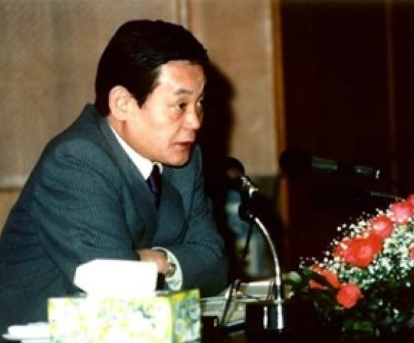 A photo of Chairman Lee Kun-hee speaking at the New Management Meeting in Frankfurt, Germany, in June 1993.