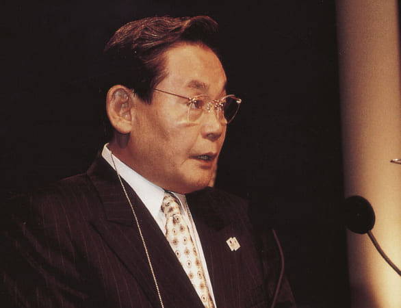 Chairman Lee Kun-hee takes the IOC official member oath at the IOC General Assembly in July 1996.