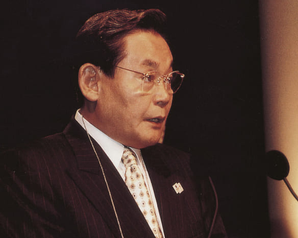 Chairman Lee Kun-hee takes the IOC official member oath at the IOC General Assembly in July 1996.