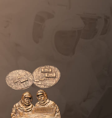 A relief of Chairman Lee Kun-hee in a dust-proof suit with D-RAM chips, and a background photo of Chairman Lee Kun-hee in a dust-proof suit.