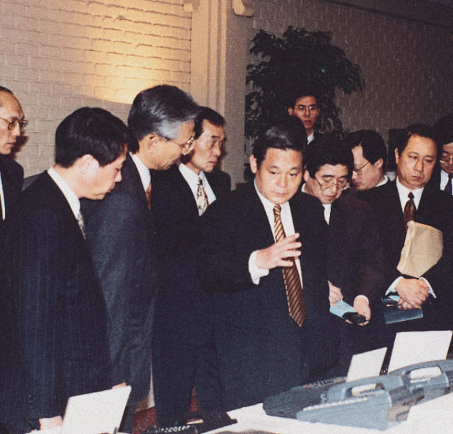 A photo of Chairman Lee Kun-hee and executives attending a meeting to evaluate various Samsung products bound for export in LA in February 1993.
