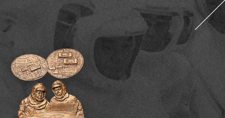 A relief of Chairman Lee Kun-hee in a dust-proof suit with D-RAM chips, and a background photo of Chairman Lee Kun-hee in a dust-proof suit.