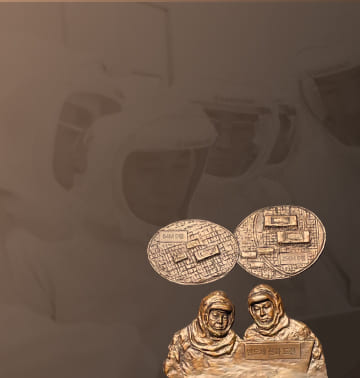A relief of Chairman Lee Kun-hee in a dust-proof suit with D-RAM chips, and a background photo of Chairman Lee Kun-hee in a dust-proof suit.