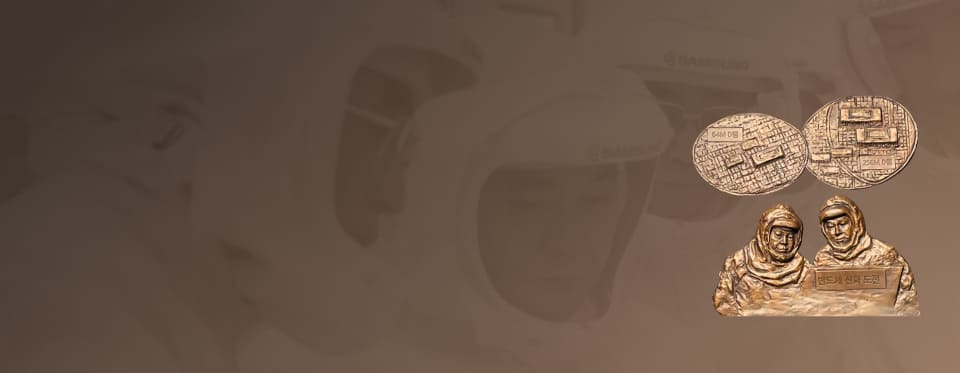 A relief of Chairman Lee Kun-hee in a dust-proof suit with D-RAM chips, and a background photo of Chairman Lee Kun-hee in a dust-proof suit.