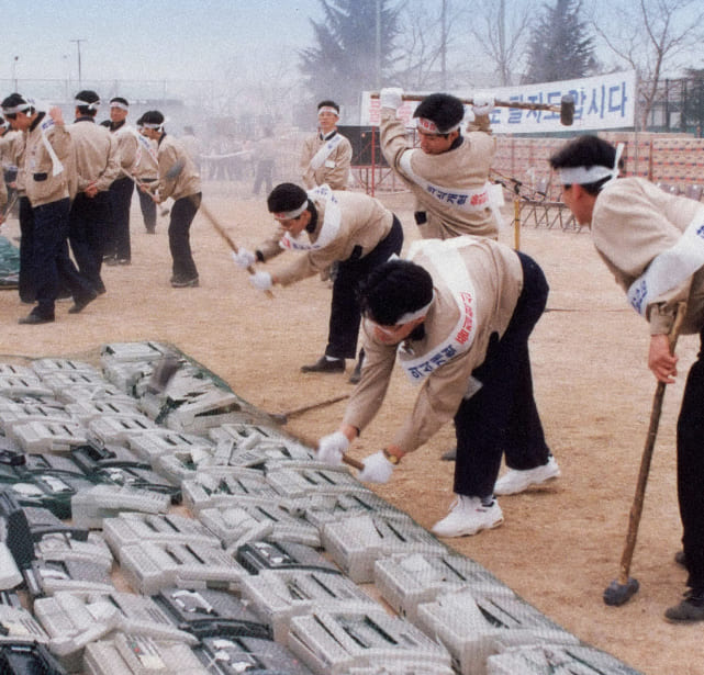 A photo of employees smashing 150,000 defective products with hammers at Samsung Electronics' Gumi Plant in 1995.