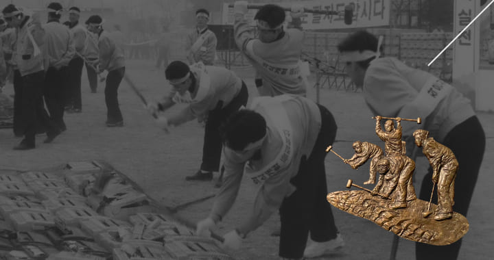 A photo and relief of employees destroying 150,000 defective products with hammers at Samsung Electronics' Gumi Plant in 1995.