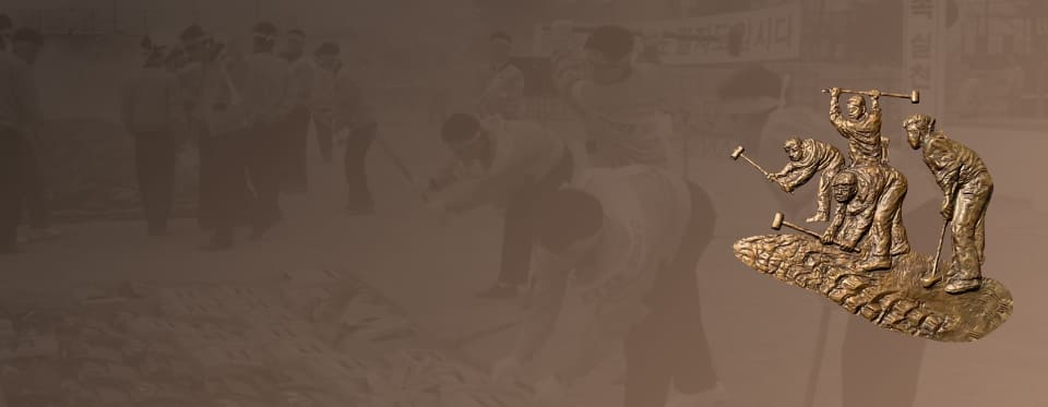 A photo and relief of employees destroying 150,000 defective products with hammers at Samsung Electronics' Gumi Plant in 1995.