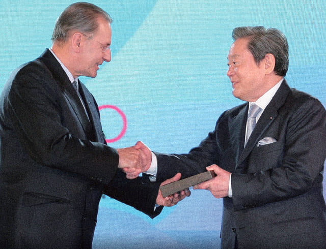 A photo of Chairman Lee Kun-hee and IOC President Jacques Rogge shaking hands at the 2007 signing ceremony to extend Samsung’s Olympic partnership.