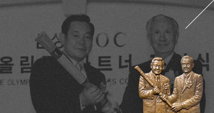 A photo and relief of Chairman Lee Kun-hee and IOC President Samaranch holding a torch after signing the Olympic Partnership in 1997.