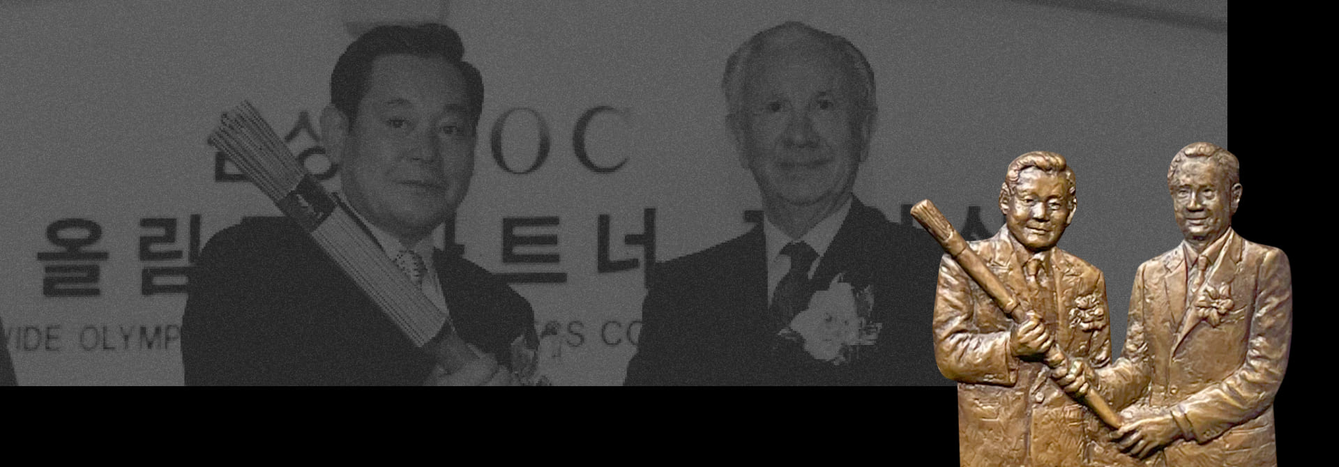 A photo and relief of Chairman Lee Kun-hee and IOC President Samaranch holding a torch after signing the Olympic Partnership in 1997.