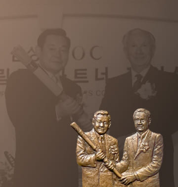 A photo and relief of Chairman Lee Kun-hee and IOC President Samaranch holding a torch after signing the Olympic partnership in 1997.