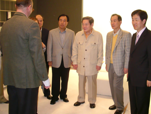 A photo Chairman Lee Kun-hee and key executives attending the Milan Design Strategy Meeting in April 2005.