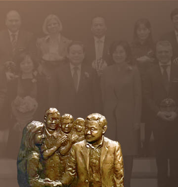 A relief of Chairman Lee Kun-hee shaking hands with Samsung’s talented people on a commemorative background photo of the Samsung Honor Award ceremony.