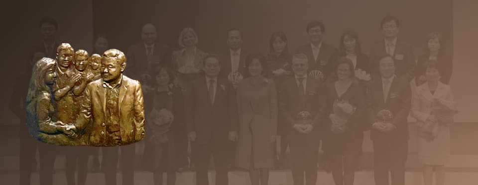 A relief of Chairman Lee Kun-hee shaking hands with Samsung’s talented people on a commemorative background photo of the Samsung Honor Award ceremony.