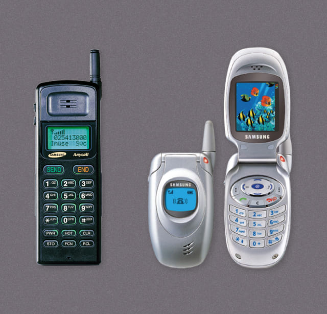 A photo depicting the Samsung Anycall SH-770 released in 1994 and the SGH-T100 cell phone introduced in 2002.