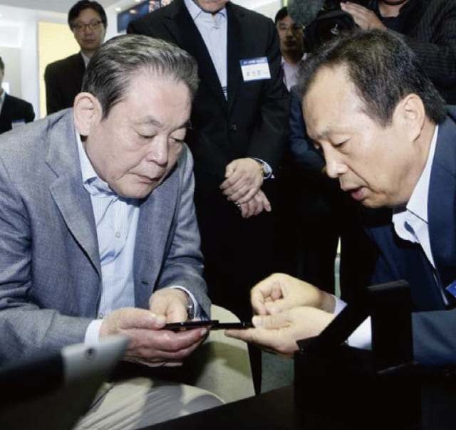 A photo of Chairman Lee Kun-hee inspecting smartphones at the Advanced Products Exhibition in July 2011.
