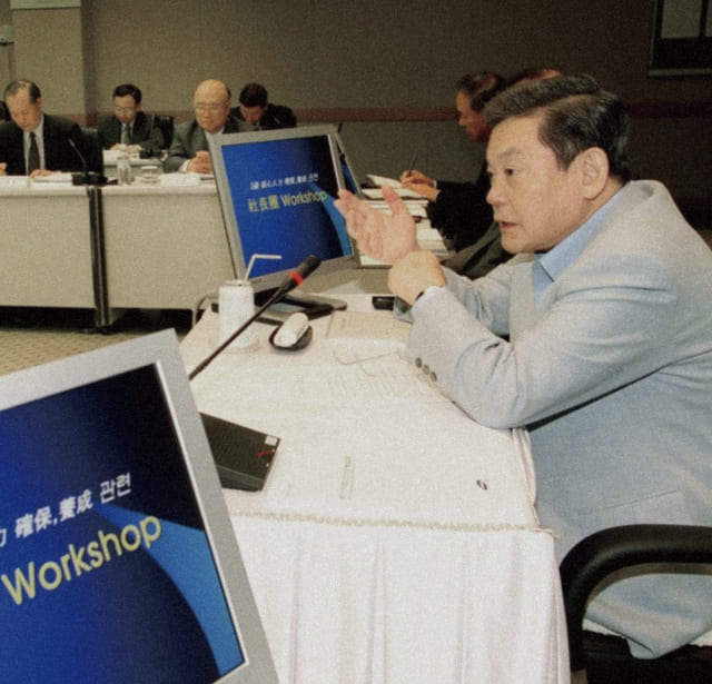 A photo of Chairman Lee Kun-hee speaking to executives about the importance of key talent acquisition and development at a workshop in June 2002.