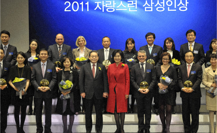 A commemorative photo of Chairman Lee Kun-hee and former Leeum Director Hong Ra-hee with awardees at the 2011 Samsung Honor Award.