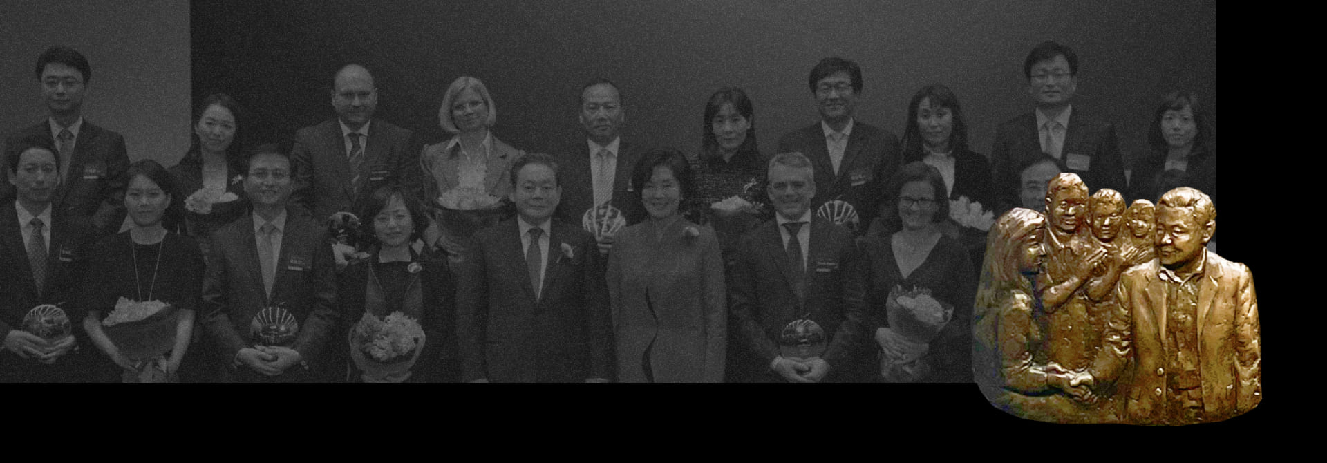 A relief of Chairman Lee Kun-hee shaking hands with Samsung’s talented people on a commemorative background photo of the Samsung Honor Award ceremony.