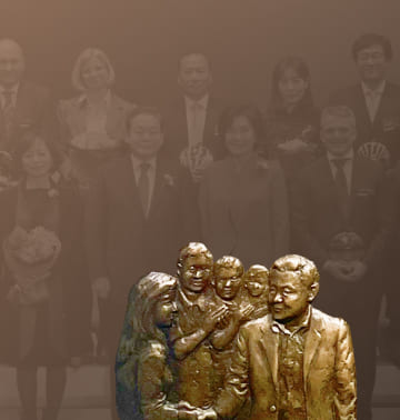A relief of Chairman Lee Kun-hee shaking hands with Samsung’s talented people on a commemorative background photo of the Samsung Honor Award ceremony.