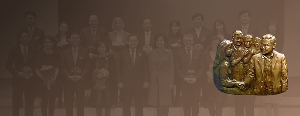 A relief of Chairman Lee Kun-hee shaking hands with Samsung’s talented people on a commemorative background photo of the Samsung Honor Award ceremony.