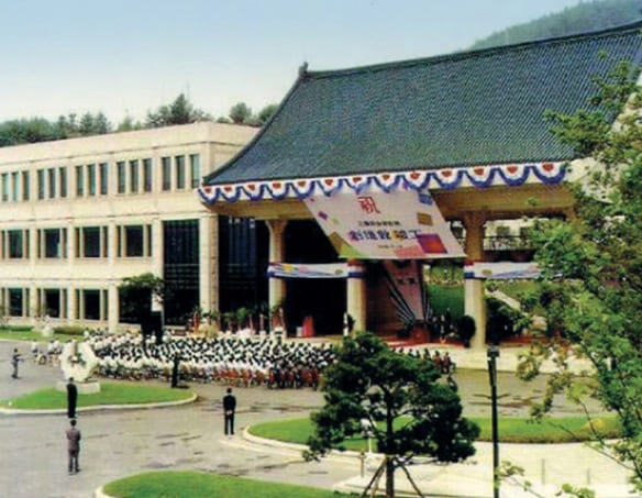 A photo of the completion ceremony for the Samsung Human Resources Development Center’s Changjo Kwan in September 1991.