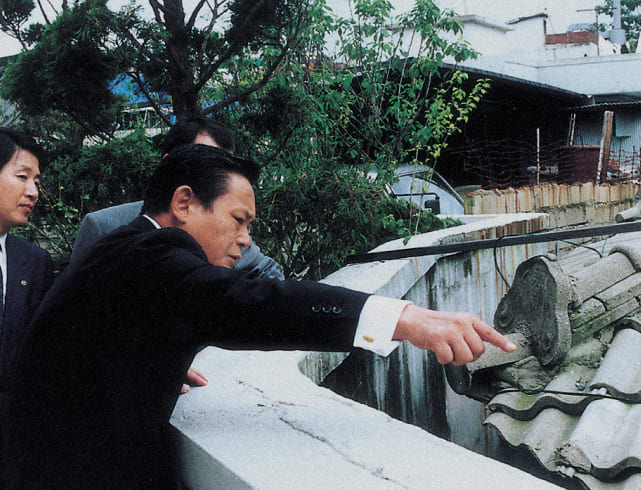 A photo of Chairman Lee Kun-hee visiting impoverished areas in Seoul.