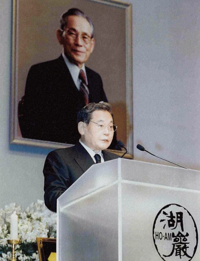 A photo of Chairman Lee Kun-hee deivering a speech at the 10th memorial ceremony for founder Lee Byung-chul in November 1997.
