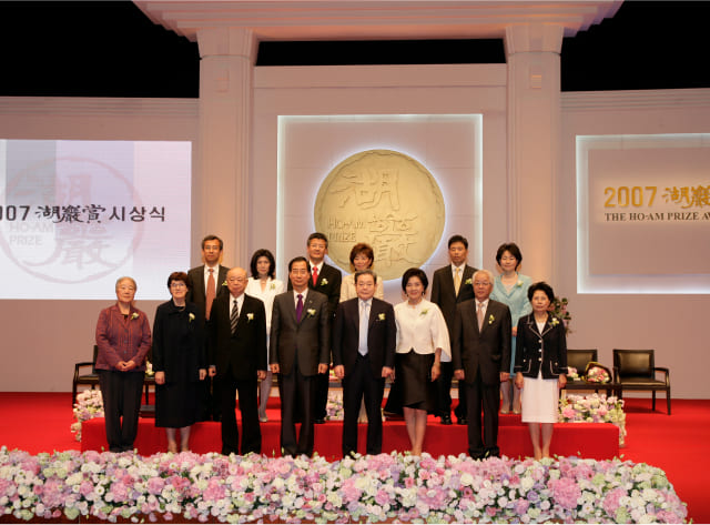 A commemorative photo of Chairman Lee Kun-hee and former Leeum Director Hong Ra-hee with Ho-Am Prize winners in June 2007.