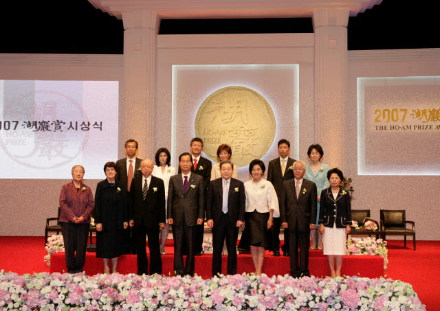 A commemorative photo of Chairman Lee Kun-hee and former Leeum Director Hong Ra-hee with Ho-Am Prize winners in June 2007.