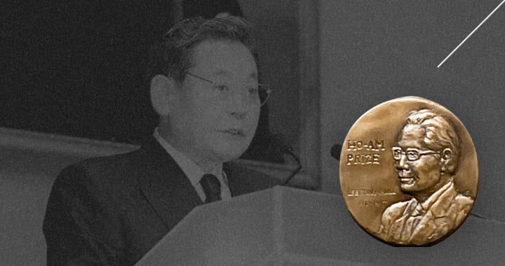 A relief of the Ho-Am Prize medal featuring founder Lee Byung-chul with a photo of Chairman Lee Kun-hee giving a memorial ceremony speech.