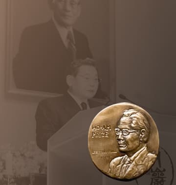A relief of the Ho-Am Prize medal featuring founder Lee Byung-chul, with a background photo of Chairman Lee Kun-hee giving a memorial ceremony speech.