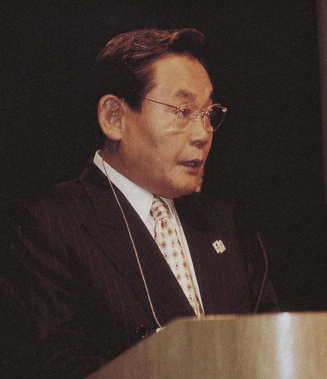 Chairman Lee Kun-hee takes the IOC official member oath at the IOC General Assembly in July 1996.